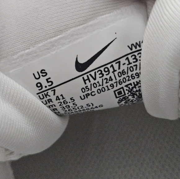 Nike Women's Cream and White Sneakers Size 9.5 - Picture 8 of 11